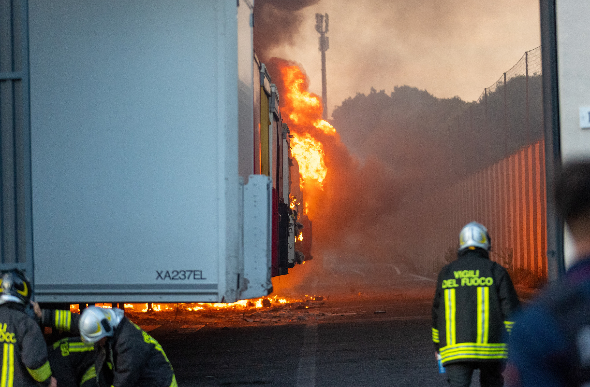 Incendio deposito Bartolini a Milano, la Procura apre un fascicolo per dolo