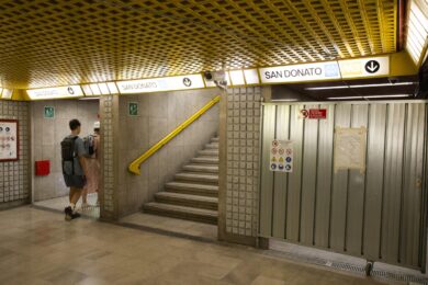 Milano, sfregia 23enne in metro: “Cosa guardi? Sono uomo e musulmano”