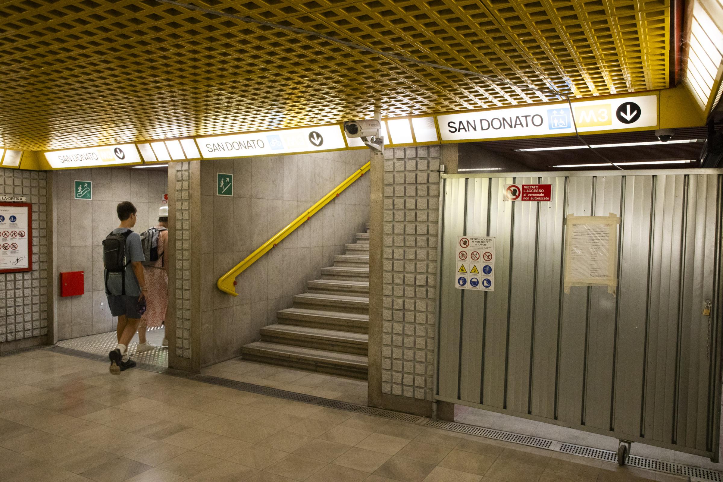 Milano, sfregia 23enne in metro: “Cosa guardi? Sono uomo e musulmano”