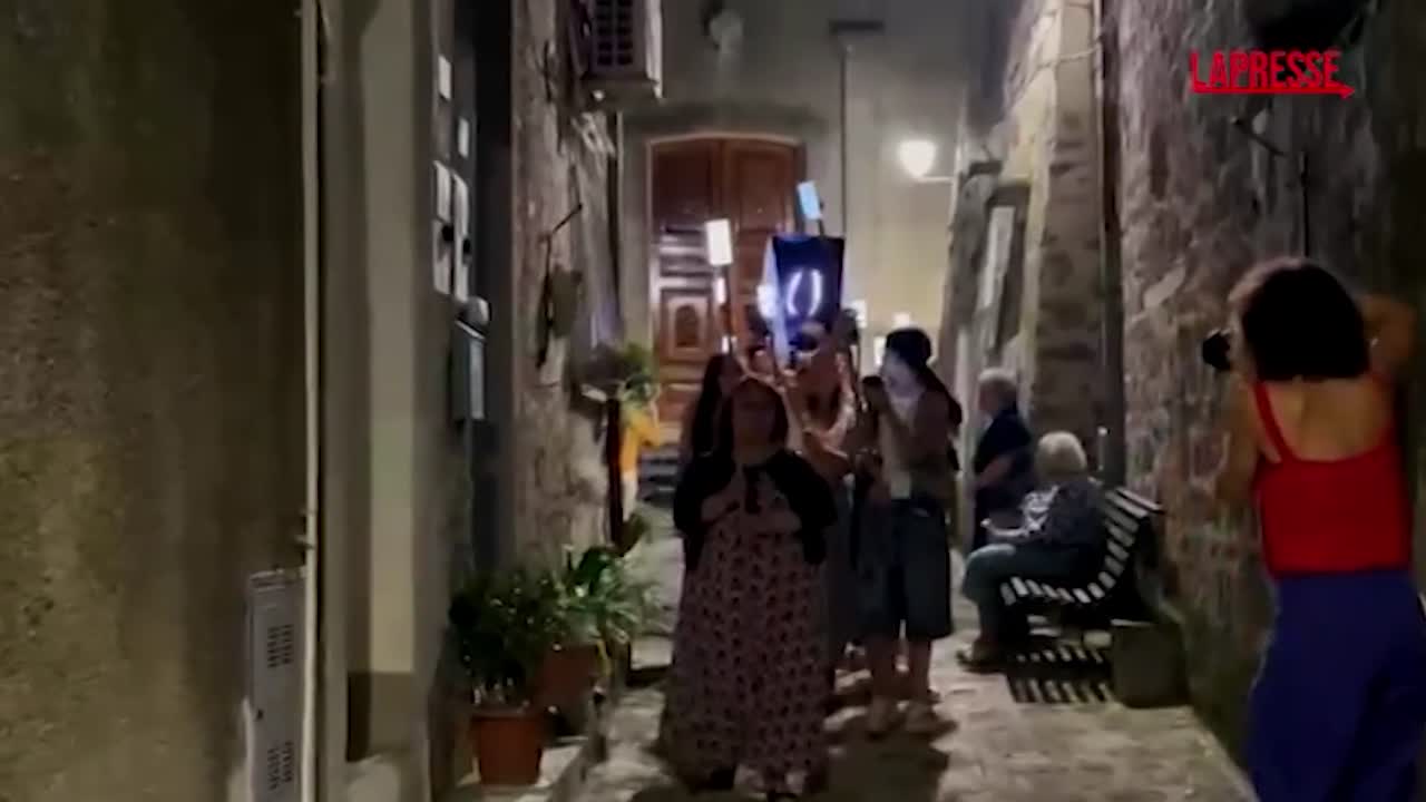 Salerno, processione digitale con AI: santo è uno schermo e lumini sono smartphone
