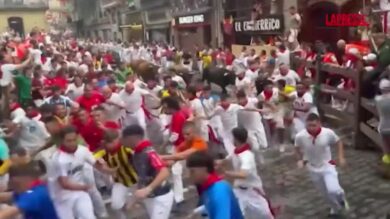 Corsa dei tori a Pamplona, alcuni partecipanti schiacciati dagli animali: feriti