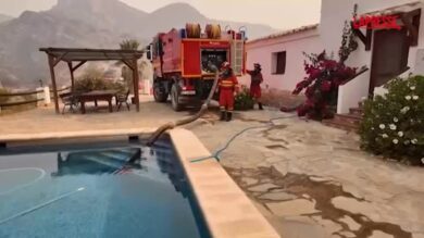 Incendio in Andalusia, i pompieri usano l'acqua della piscina per spegnere le fiamme