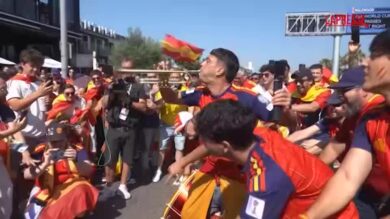 Mondiali 2026, i tifosi spagnoli cantano mentre vanno allo stadio per Spagna-Belgio