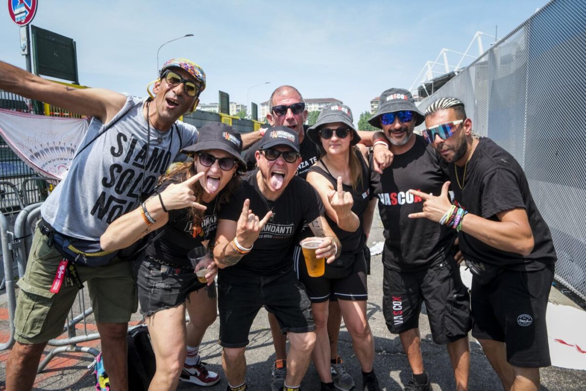Vasco Rossi, per il Giubileo 2027 già venduti 550mila biglietti: 10 i concerti all’Olimpico di Roma Vasco Rossi, per il Giubileo 2027 già venduti 550mila biglietti: 10 i concerti all’Olimpico di Roma