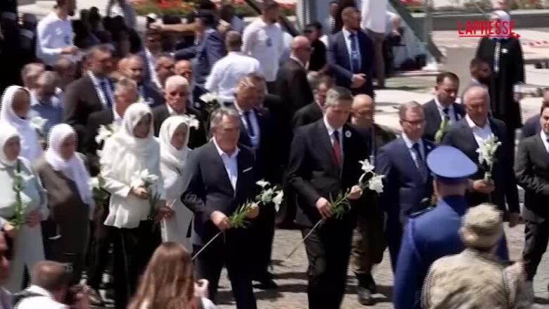 Srebrenica, migliaia di persone commemorano il genocidio