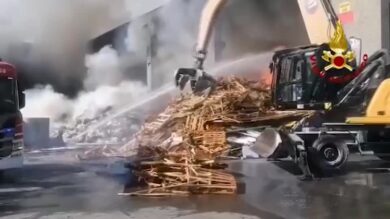 Milano, vasto incendio in una ditta di rifiuti riciclabili: vigili del fuoco al lavoro