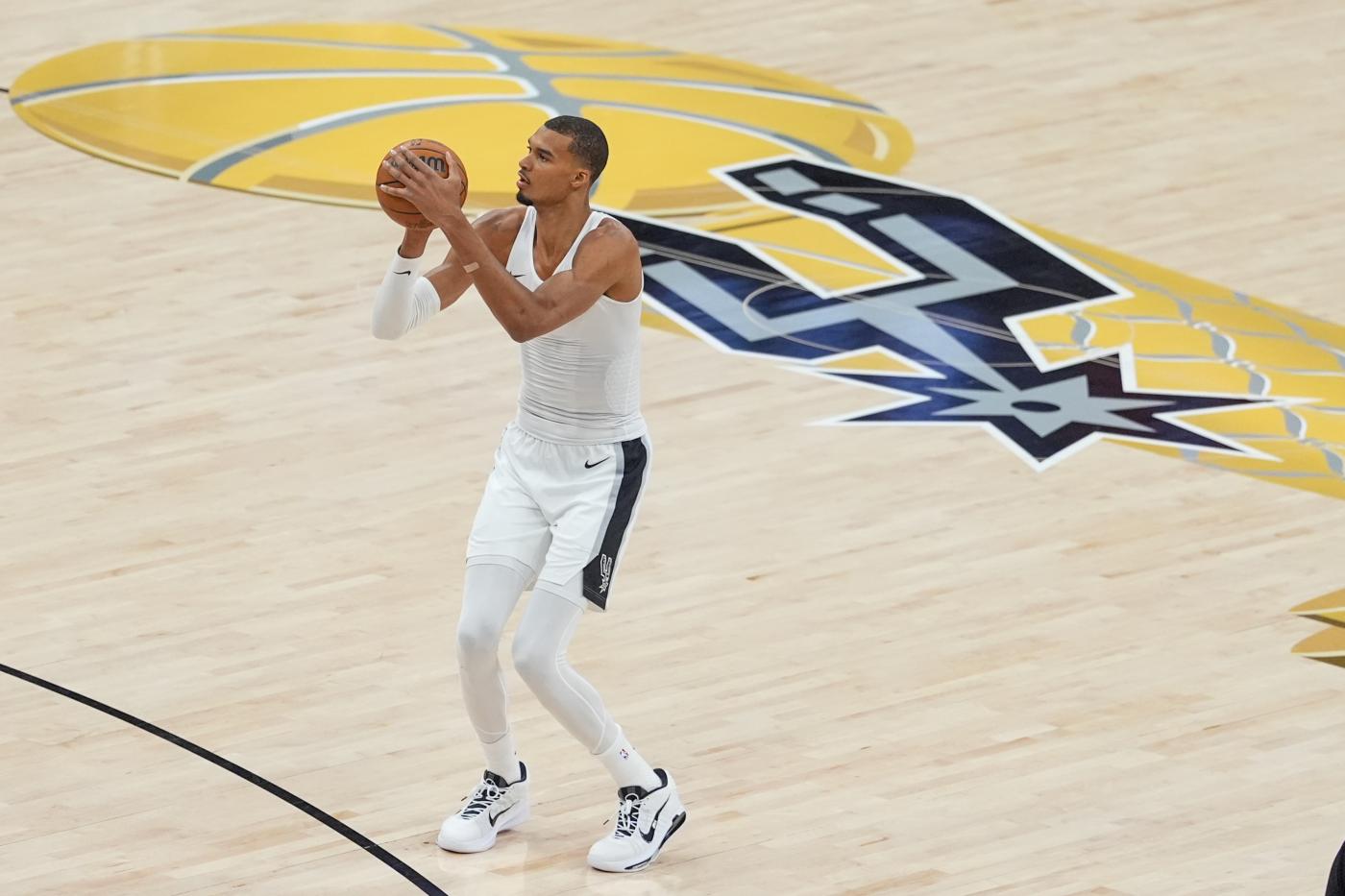 Wembanyama rinnova con i San Antonio Spurs, ecco quanto guadagnerà Wembanyama rinnova con i San Antonio Spurs, ecco quanto guadagnerà