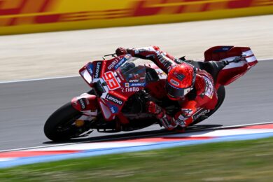 MotoGp, Gp Germania 2026: pole a Marc Marquez, Bezzecchi si frattura la clavicola