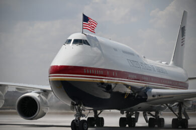 Air Force One, mandato di comparizione per giornalisti dopo notizie su problemi sicurezza del nuovo aereo di Trump