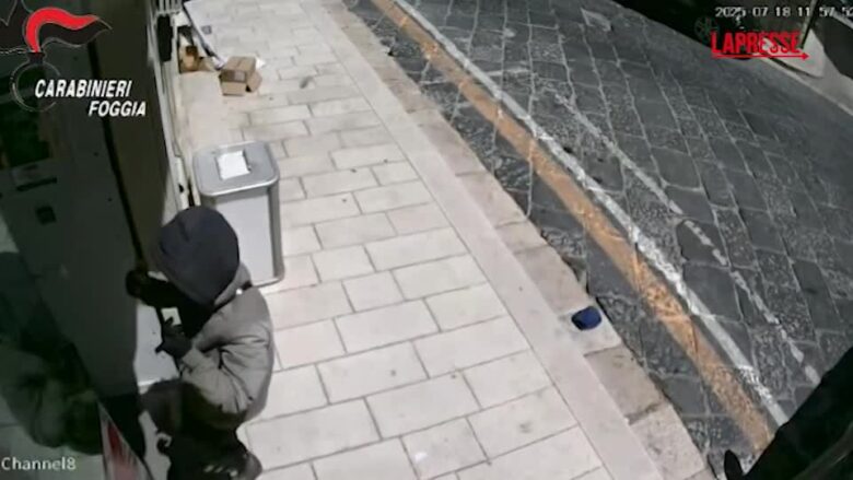 Cerignola, rapina in farmacia con coltello: il colpo ripreso dalle telecamere