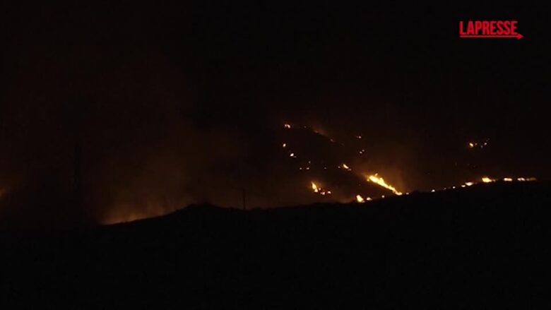 Incendio in Andalusia, il fronte di fuoco illumina la notte
