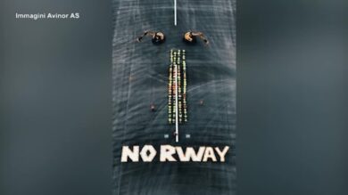 Mondiali 2026, 100 operai fanno la la Viking Row sulla pista di un aeroporto