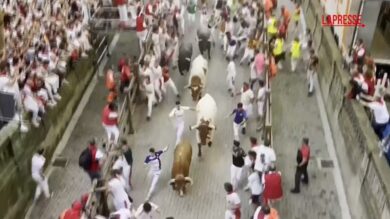 Corsa dei tori a Pamplona, almeno 13 feriti: schiacciati e incornati dagli animali