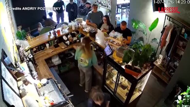 Ucraina, Sumy sotto attacco: le telecamere di una caffetteria riprendono la fuga dei civili dalle esplosioni