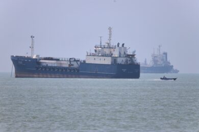 Iran, nuovi attacchi Usa in risposta a raid Teheran contro una nave nello Stretto di Hormuz – La diretta