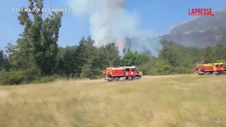 Francia, vigili del fuoco impegnati a spegnere incendi nel sud