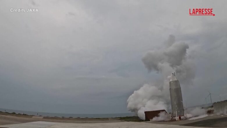 Spazio, il Giappone testa il primo razzo riutilizzabile: il video del volo di prova