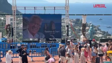 Peppino di Capri, l'abbraccio dell'isola: folla e applausi per l’ultimo saluto all’artista