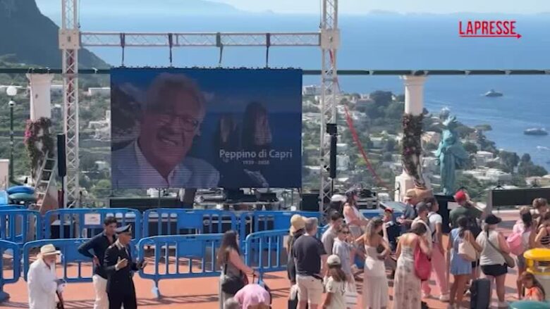 Peppino di Capri, l'abbraccio dell'isola: folla e applausi per l’ultimo saluto all’artista
