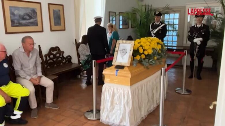 Peppino di Capri, l'ultimo saluto nel Municipio dell'isola: in piazza risuonano le sue canzoni