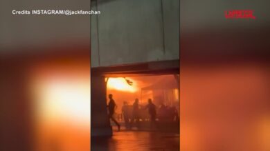 Thailandia, le immagini dell'incendio nel pub a Bangkok: fiamme devastano il locale