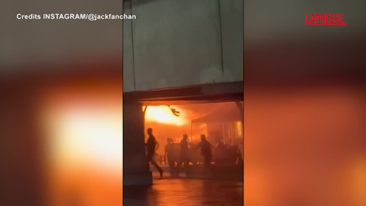 thailandia le immagini dell incendio nel pub a bangkok fiamme devastano il locale da Lapresse.it thailandia le immagini dell incendio nel pub a bangkok fiamme devastano il locale