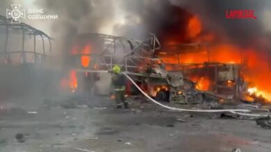 Ucraina, attacco russo su Odessa: vigili del fuoco impegnati a spegnere le fiamme