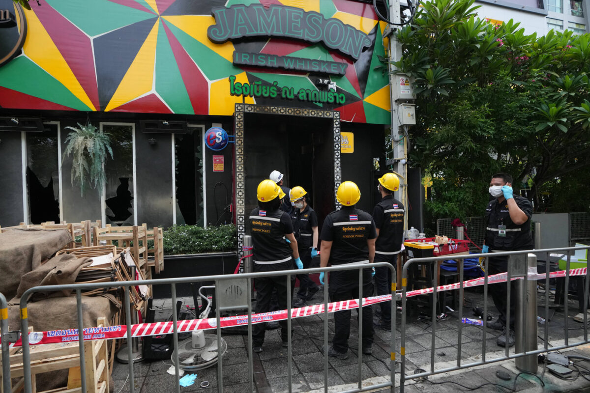 Bangkok, un incendio in un bar provoca una strage: ci sono almeno 27 morti Bangkok, un incendio in un bar provoca una strage: ci sono almeno 27 morti