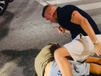 San Benedetto del Tronto, militante di Fn picchia un uomo che blocca il traffico: il pestaggio in un video San Benedetto del Tronto, militante di Fn picchia un uomo che blocca il traffico: il pestaggio in un video