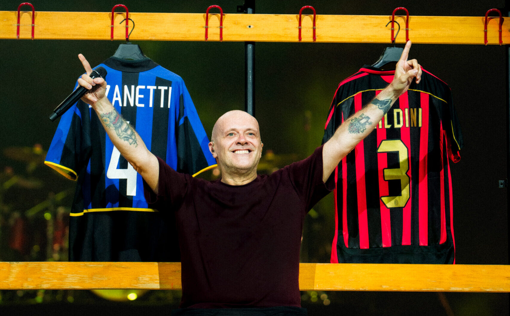 Pezzali chiude il tour dei record conquistando San Siro: è Max la ‘Nazionale del 2006’ Pezzali chiude il tour dei record conquistando San Siro: è Max la ‘Nazionale del 2006’