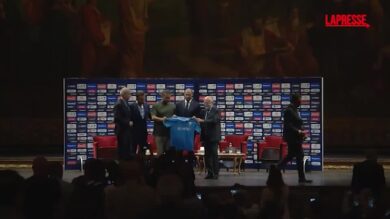 Napoli, Allegri e De Laurentiis con la maglia del centenario sul palco del San Carlo