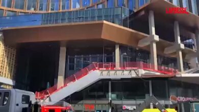 Bruxelles, incendio in un edificio fa almeno 4 morti: i vigili del fuoco sul posto