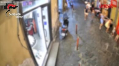 Napoli, rapinano un orologio da 130mila euro: due giovani ai domiciliari