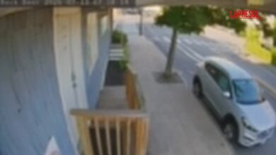 Ice, automobilista ucciso nel Maine: la scena ripresa dalle telecamere di sicurezza