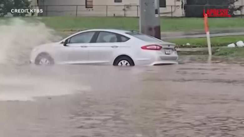Louisiana, strade allagate e auto bloccate: il video