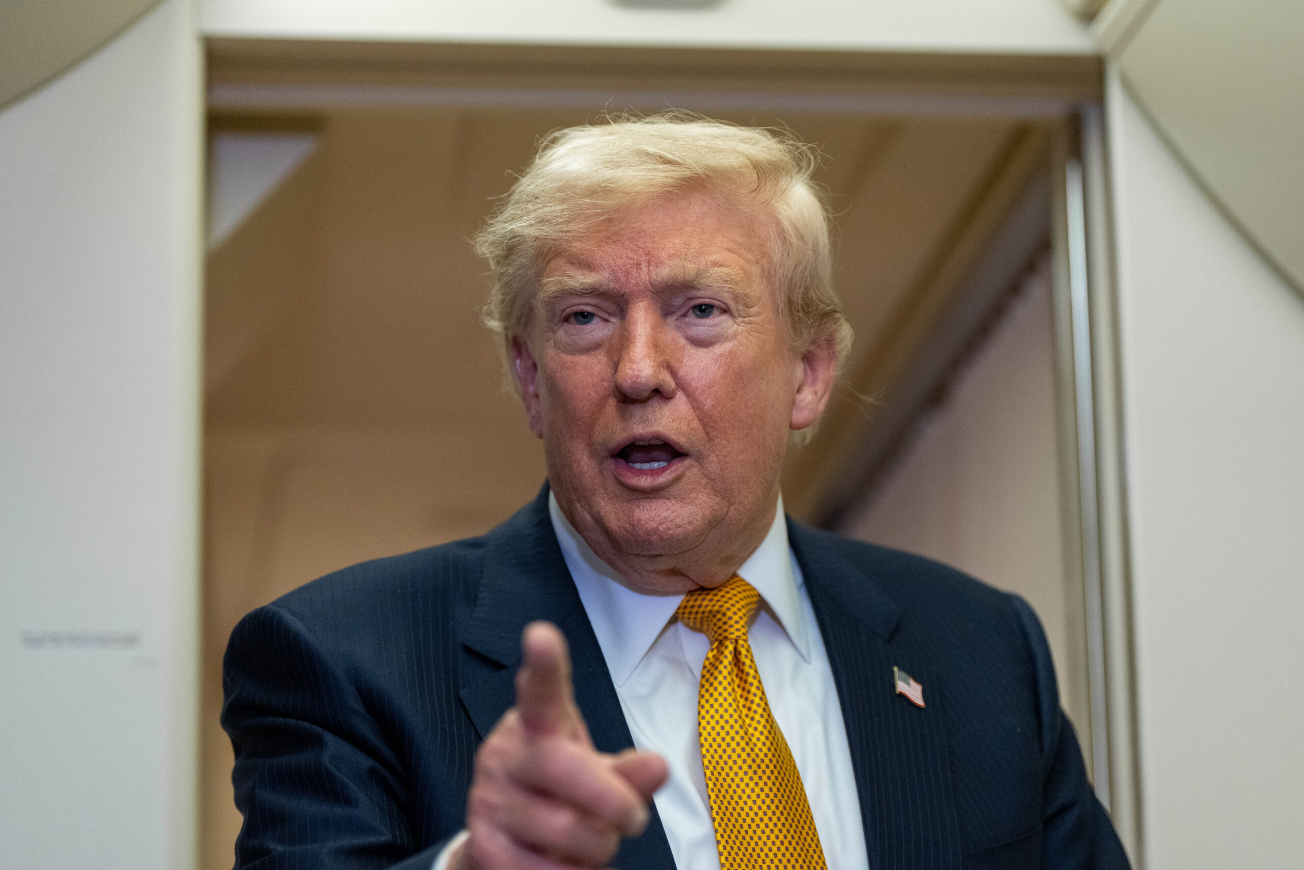 Iran, terza notte consecutiva di attacchi Usa. Trump: “Un accordo è ancora possibile” – La diretta
