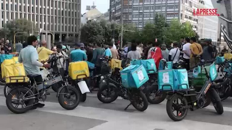 Milano, protesta dei rider davanti alla Stazione Centrale