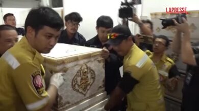 Thailandia, incendio in pub Bangkok: parenti delle vittime recuperano le salme dei propri cari