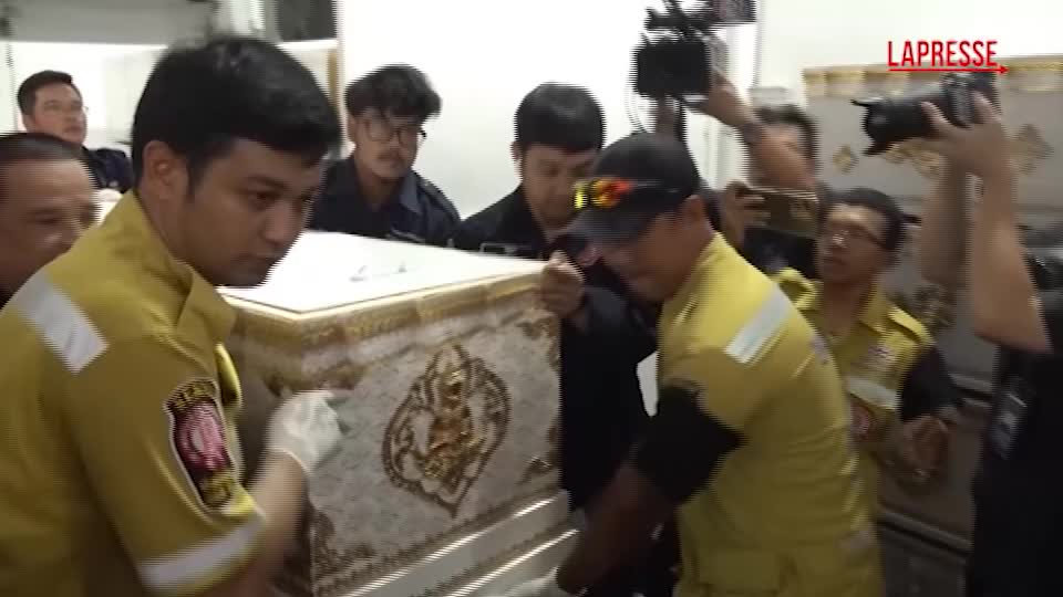thailandia incendio in pub bangkok parenti delle vittime recuperano le salme dei propri cari da Lapresse.it thailandia incendio in pub bangkok parenti delle vittime recuperano le salme dei propri cari