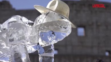 Caldo e lavoro, al Colosseo protesta Cgil e Greenpeace con statue di ghiaccio