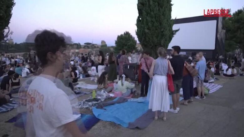 A Roma spopolano i cinema all'aperto, in centinaia sfidano il grande caldo