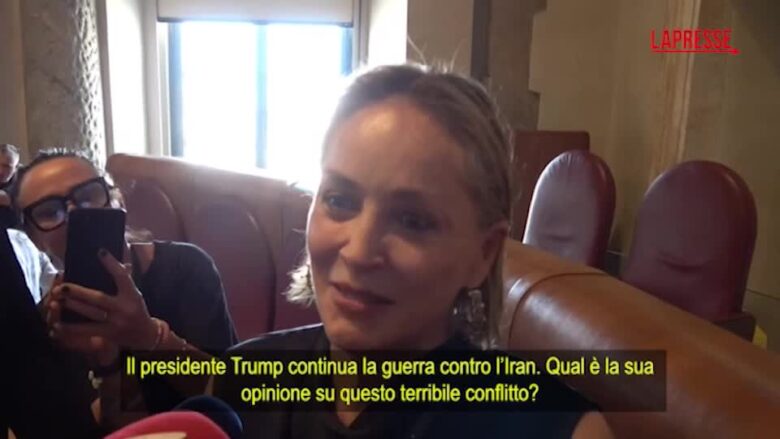 Sharon Stone, messaggio a Trump: ”Sii il tipo di madre di cui vorresti essere fiero”