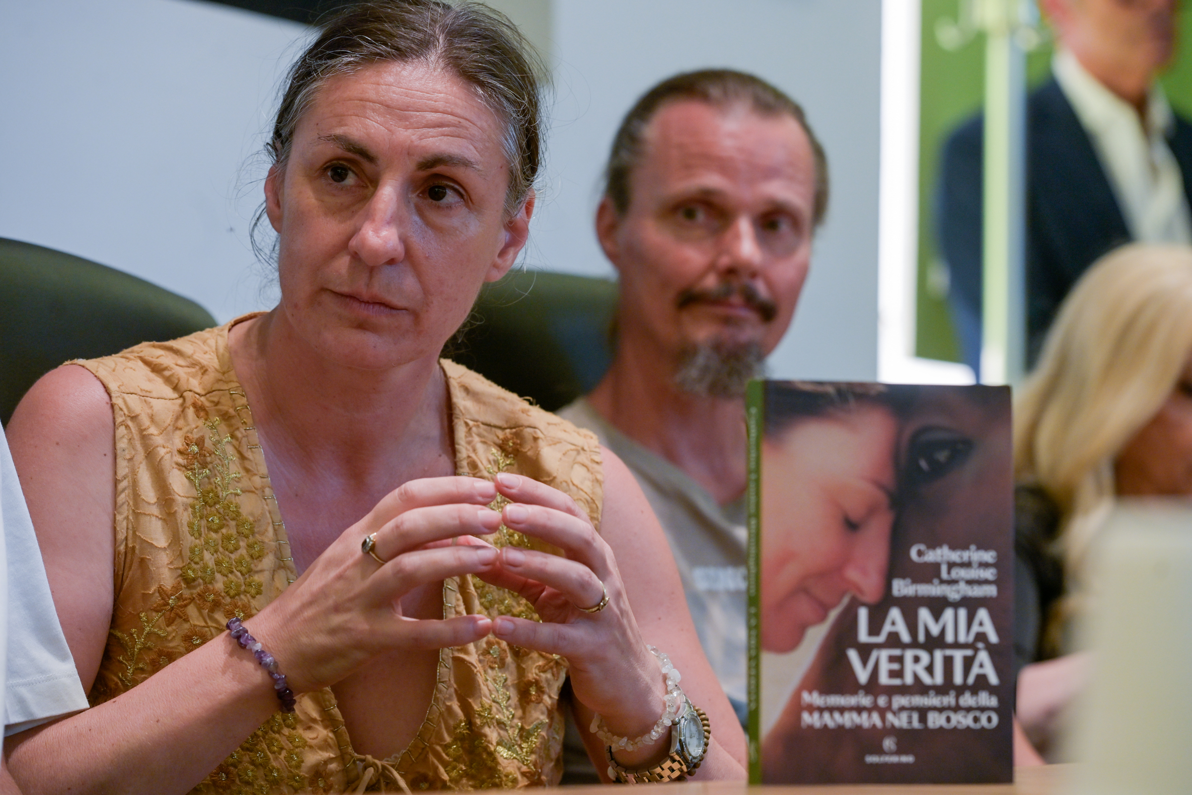 Famiglia nel bosco, la mamma si commuove pensando alla decisione sul ricongiungimento con i figli Famiglia nel bosco, la mamma si commuove pensando alla decisione sul ricongiungimento con i figli
