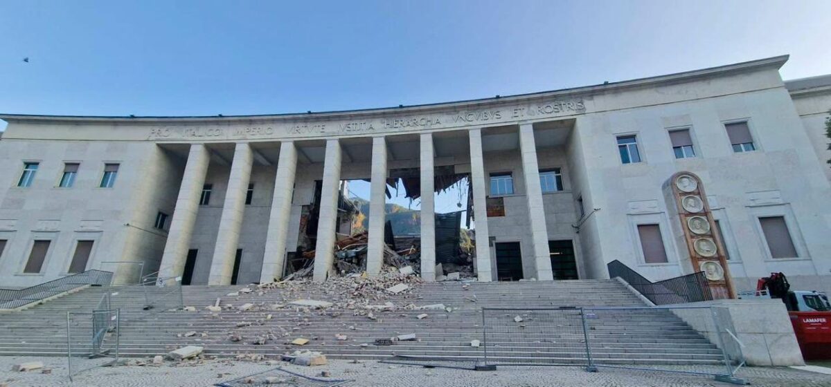 Galleria foto 'Bolzano, parte del tribunale crollata nella notte: una persona ferita' - foto 1