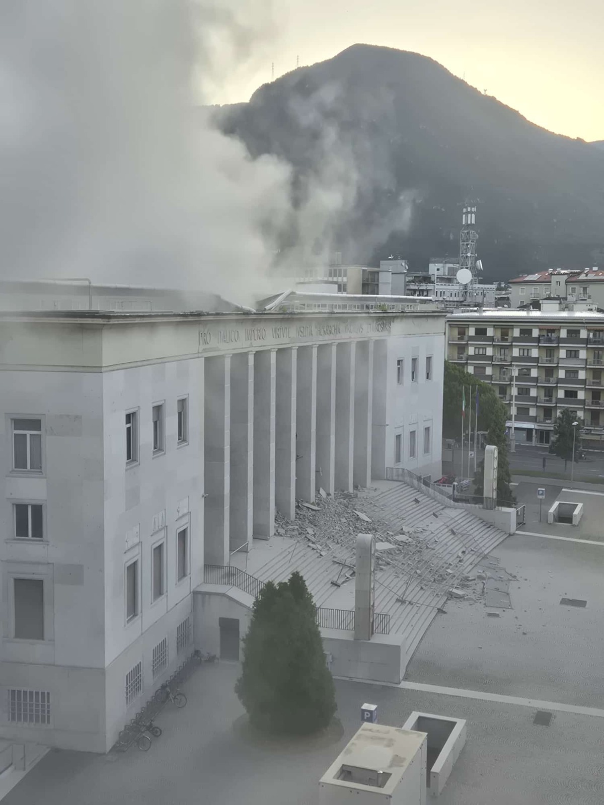 Galleria foto 'Bolzano, parte del tribunale crollata nella notte: una persona ferita' - foto 2