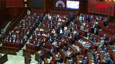 Legge Elettorale, in aula cartelli dell’opposizione contro il governo: “Meloni ha fallito”