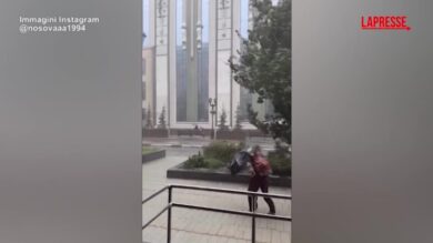 Russia, tempesta a Ekaterinburg: le raffiche di vento impediscono di camminare