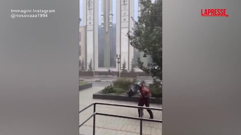 Russia, tempesta a Ekaterinburg: le raffiche di vento impediscono di camminare