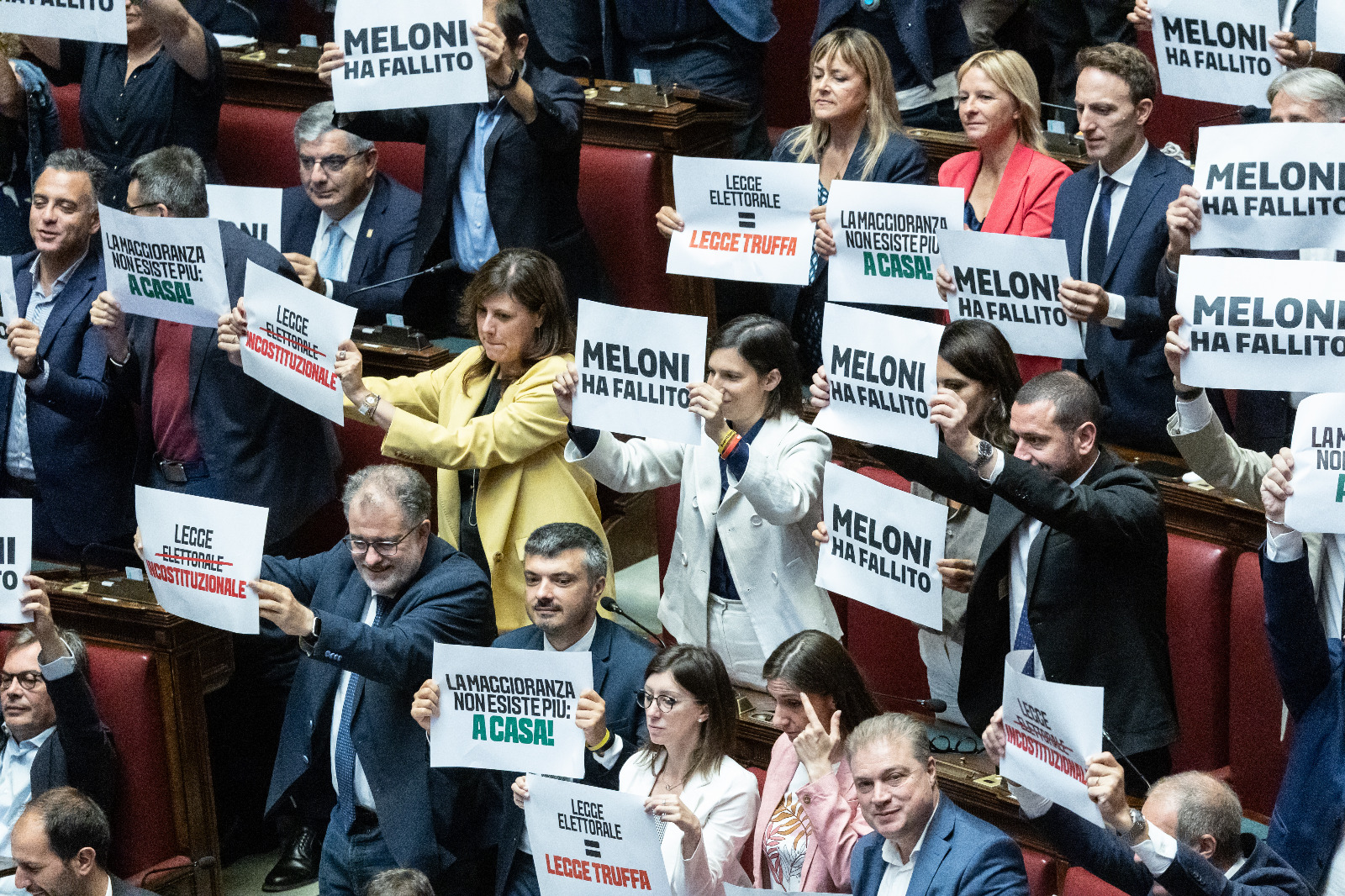 Legge elettorale approvata alla Camera con 217 sì, proteste delle opposizioni in Aula