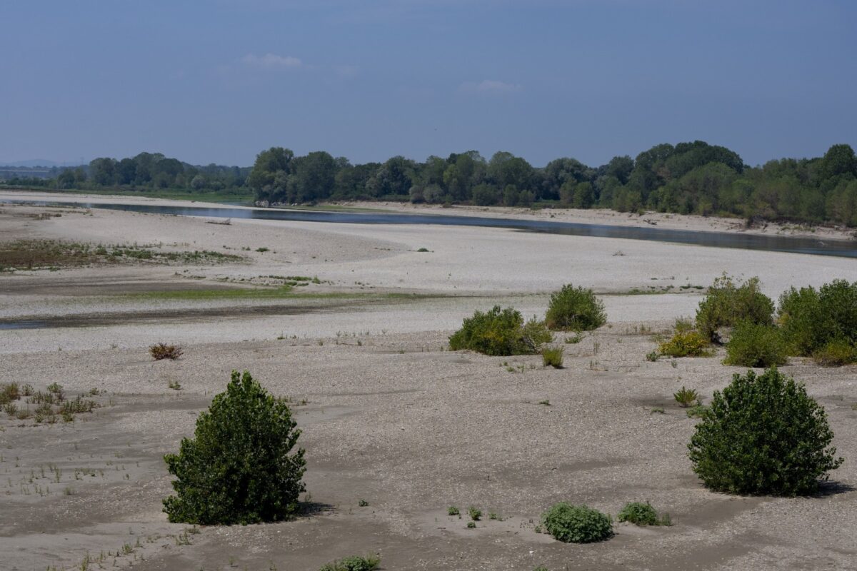 Caldo e siccità, il Po in secca nel Pavese: “Tra 10 giorni niente più acqua per i campi”